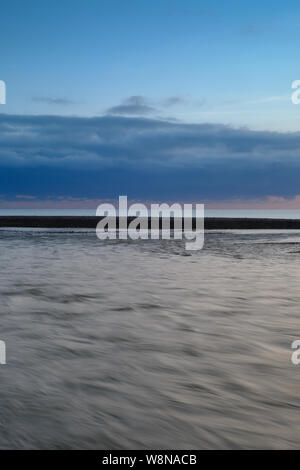 Abfluss aus dem Cuckmere river Mündung auf einem kühlen Blau Abend 5. Stockfoto