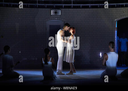 Matthew Bourne 'Romeo und Julia' in Sadler's Wells LONDON, ENGLAND - AUGUST 2019: Paris Fitzpatrick als Romeo, Cordelia Braithwaite, wie Julia, Dan Wright als Tybalt, Jackson Fisch als Balthasar, Reece Causton als Mercutio und neue Abenteuer in Matthew Bourne 'Romeo und Julia' in Sadler's Wells Theatre am 9. August 2019 in London, England. (Foto durch Ambra Vernuccio) Stockfoto