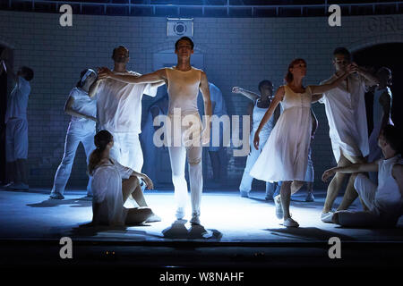 Matthew Bourne 'Romeo und Julia' in Sadler's Wells LONDON, ENGLAND - AUGUST 2019: Paris Fitzpatrick als Romeo, Cordelia Braithwaite, wie Julia, Dan Wright als Tybalt, Jackson Fisch als Balthasar, Reece Causton als Mercutio und neue Abenteuer in Matthew Bourne 'Romeo und Julia' in Sadler's Wells Theatre am 9. August 2019 in London, England. (Foto durch Ambra Vernuccio) Stockfoto