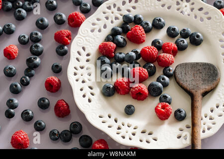 Seasonal fruits, blueberry and raspberry Stockfoto