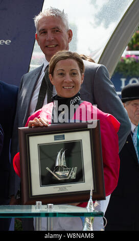 Ascot, Großbritannien. 10 Aug, 2019. Jockey Hayley Turner gewinnt den Dubai Duty Free Shergar Cup Steher Rennen auf irische Pferd Eddystone Rock. Der Dubai Duty Free Shergar Cup ist eine einzigartige Punkte Wettbewerb, wo 12 der oberen Jockeys der Welt in vier Teams über vier Rennen konkurrieren. Die Mannschaften sind Großbritannien und Irland, die Mädchen, Europa und dem Rest der Welt. Credit: Maureen McLean/Alamy leben Nachrichten Stockfoto