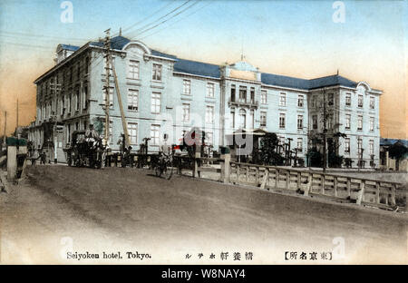 [1910s Japan - wertvorstellung Hotel in Tokio] - Der tsukiji Seiyoken Hotel (築地精養軒) in Tokio, das erste Hotel im westlichen Stil im Besitz von Japanischen verwaltet. 1872 (Meiji 5) bei den ausländischen Siedlung in Tsukiji, geöffnet von Shigetake Katamura, seine Bedeutung zurückgegangen nach 1899 (Meiji 32) wenn Ausländer waren überall in Tokio zu leben. Das dreistöckige Gebäude in dieser Bild wurde 1909 erbaut (Meiji 42). Es wurde zerstört durch die Kanto Erdbeben von 1923 (taisho 12). Die Firma lebt von als Restaurant in Tokyos Ueno. 20. jahrhundert alte Ansichtskarte. Stockfoto