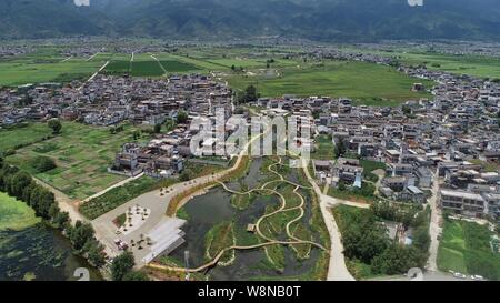 Dali. 10 Aug, 2019. Luftbild genommen am 10.08.2019 zeigt einen Nebenfluss des Erhai See in Kunming, Provinz Yunnan im Südwesten Chinas. Wasserqualität der Erhai See hat mit aktiver Behandlung seit Beginn dieses Jahres verbessert. Credit: Qin Qing/Xinhua/Alamy leben Nachrichten Stockfoto