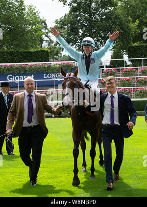 Ascot, Großbritannien. 10 Aug, 2019. Jockey Filip Minarik gewinnt den Dubai Duty Free Shergar Cup Strich auf Pferd Stein des Schicksals. Der Dubai Duty Free Shergar Cup ist eine einzigartige Punkte Wettbewerb, wo 12 der oberen Jockeys der Welt in vier Teams über vier Rennen konkurrieren. Die Mannschaften sind Großbritannien und Irland, die Mädchen, Europa und dem Rest der Welt. Credit: Maureen McLean/Alamy leben Nachrichten Stockfoto