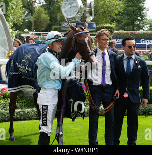 Ascot, Großbritannien. 10 Aug, 2019. Jockey Filip Minarik gewinnt den Dubai Duty Free Shergar Cup Strich auf Pferd Stein des Schicksals. Der Dubai Duty Free Shergar Cup ist eine einzigartige Punkte Wettbewerb, wo 12 der oberen Jockeys der Welt in vier Teams über vier Rennen konkurrieren. Die Mannschaften sind Großbritannien und Irland, die Mädchen, Europa und dem Rest der Welt. Credit: Maureen McLean/Alamy leben Nachrichten Stockfoto