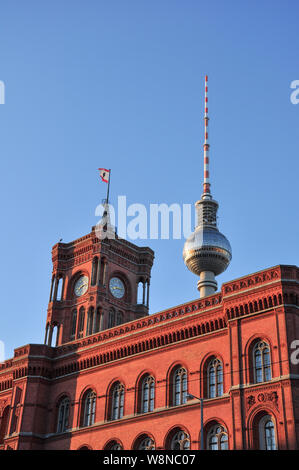 Rotes Backsteingebäude der Stadt Hall (Rotes Rathaus), mit TV-Tower hinter, Rathausstraße, Berlin, Deutschland Stockfoto