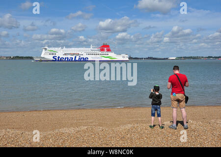 Die Fähre Stena Hollandica, fährt von Harwich nach Hoek van Holland mit Mann und der Junge zuzusehen, wie Sie gehen, (öffentlicher Bereich), Felixstowe, Suffolk, England Stockfoto