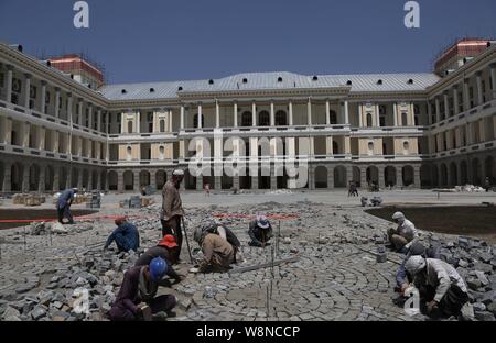 Kabul, Afghanistan. 8 Aug, 2019. Foto auf Aug 8, 2019 zeigt die Darul Aman Palace unter Rekonstruktion in Kabul, der Hauptstadt Afghanistans. Die rekonstruierten Darul Aman Palast mit weißer und gelber Farbe, gelegen auf einem Hügel im westlichen Rand von Kabul, und das Tor wird für die Öffentlichkeit öffnen noch in diesem Monat, als die Hauptstadt ist unter angespannten Wiederaufbau seinen Krieg - zerschlagene Gesicht zu ändern. GEHEN MIT 'Feature: der afghanischen König rekonstruierte Palast verschönert Kabul Landschaft" Credit: Rahmatullah Alizadah/Xinhua/Alamy leben Nachrichten Stockfoto