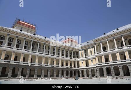 Kabul, Afghanistan. 8 Aug, 2019. Foto auf Aug 8, 2019 zeigt die Darul Aman Palace unter Rekonstruktion in Kabul, der Hauptstadt Afghanistans. Die rekonstruierten Darul Aman Palast mit weißer und gelber Farbe, gelegen auf einem Hügel im westlichen Rand von Kabul, und das Tor wird für die Öffentlichkeit öffnen noch in diesem Monat, als die Hauptstadt ist unter angespannten Wiederaufbau seinen Krieg - zerschlagene Gesicht zu ändern. GEHEN MIT 'Feature: der afghanischen König rekonstruierte Palast verschönert Kabul Landschaft" Credit: Rahmatullah Alizadah/Xinhua/Alamy leben Nachrichten Stockfoto