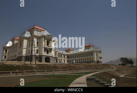 Kabul, Afghanistan. 8 Aug, 2019. Arbeitnehmer der Masse der Darul Aman Palace unter Rekonstruktion ebnen in Kabul, der Hauptstadt Afghanistans, Aug 8, 2019. Die rekonstruierten Darul Aman Palast mit weißer und gelber Farbe, gelegen auf einem Hügel im westlichen Rand von Kabul, und das Tor wird für die Öffentlichkeit öffnen noch in diesem Monat, als die Hauptstadt ist unter angespannten Wiederaufbau seinen Krieg - zerschlagene Gesicht zu ändern. GEHEN MIT 'Feature: der afghanischen König rekonstruierte Palast verschönert Kabul Landschaft" Credit: Rahmatullah Alizadah/Xinhua/Alamy leben Nachrichten Stockfoto