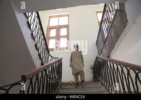 Kabul, Afghanistan. 8 Aug, 2019. Eine afghanische Arbeiter Spaziergänge in der Darul Aman Palast in Kabul, der Hauptstadt Afghanistans, Aug 8, 2019. Die rekonstruierten Darul Aman Palast mit weißer und gelber Farbe, gelegen auf einem Hügel im westlichen Rand von Kabul, und das Tor wird für die Öffentlichkeit öffnen noch in diesem Monat, als die Hauptstadt ist unter angespannten Wiederaufbau seinen Krieg - zerschlagene Gesicht zu ändern. GEHEN MIT 'Feature: der afghanischen König rekonstruierte Palast verschönert Kabul Landschaft" Credit: Rahmatullah Alizadah/Xinhua/Alamy leben Nachrichten Stockfoto