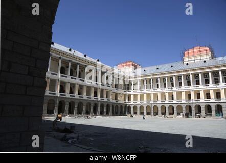 Kabul, Afghanistan. 8 Aug, 2019. Foto auf Aug 8, 2019 zeigt die Darul Aman Palace unter Rekonstruktion in Kabul, der Hauptstadt Afghanistans. Die rekonstruierten Darul Aman Palast mit weißer und gelber Farbe, gelegen auf einem Hügel im westlichen Rand von Kabul, und das Tor wird für die Öffentlichkeit öffnen noch in diesem Monat, als die Hauptstadt ist unter angespannten Wiederaufbau seinen Krieg - zerschlagene Gesicht zu ändern. GEHEN MIT 'Feature: der afghanischen König rekonstruierte Palast verschönert Kabul Landschaft" Credit: Rahmatullah Alizadah/Xinhua/Alamy leben Nachrichten Stockfoto