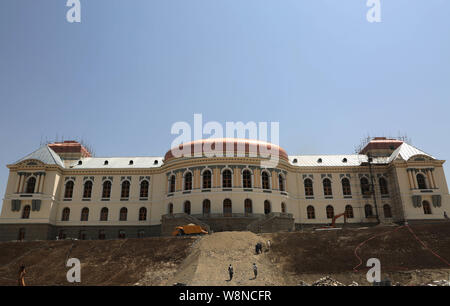 Kabul, Afghanistan. 8 Aug, 2019. Foto auf Aug 8, 2019 zeigt die Darul Aman Palace unter Rekonstruktion in Kabul, der Hauptstadt Afghanistans. Die rekonstruierten Darul Aman Palast mit weißer und gelber Farbe, gelegen auf einem Hügel im westlichen Rand von Kabul, und das Tor wird für die Öffentlichkeit öffnen noch in diesem Monat, als die Hauptstadt ist unter angespannten Wiederaufbau seinen Krieg - zerschlagene Gesicht zu ändern. GEHEN MIT 'Feature: der afghanischen König rekonstruierte Palast verschönert Kabul Landschaft" Credit: Rahmatullah Alizadah/Xinhua/Alamy leben Nachrichten Stockfoto