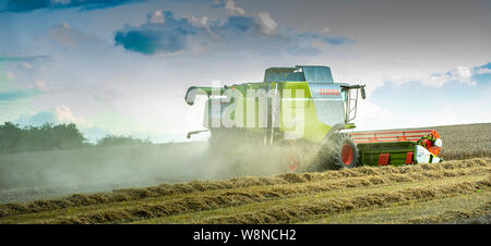 Die summeer Ernte von Weizen unter Weg auf einem Bauernhof in Lincolnshire, mit einem Claas Lexion 630 Mähdrescher Stockfoto
