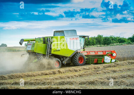 Die summeer Ernte von Weizen unter Weg auf einem Bauernhof in Lincolnshire, mit einem Claas Lexion 630 Mähdrescher Stockfoto