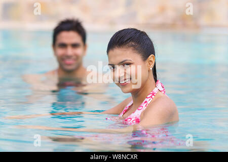 Junges Paar genießen in einem Schwimmbad Stockfoto