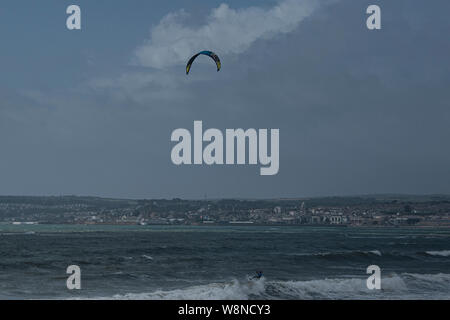 Kite Surfer an St. Michaels Mount Penzanc Penzance, Cornwall, UK. 10 Aug, 2019. in einem cornish Feld oder Wald oder Marine oder Stadt in Cornwall Credit: Kathleen weiß/Alamy leben Nachrichten Stockfoto