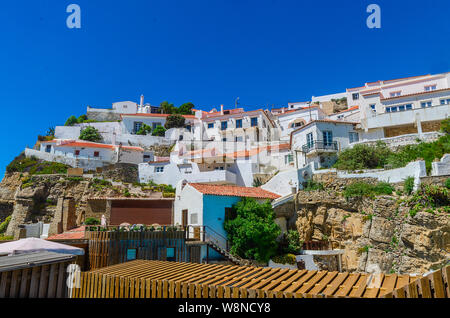 Azenhas do Mar, weißes Dorf auf der Klippe neare Sintra, Lissabon, Portugal. Stockfoto