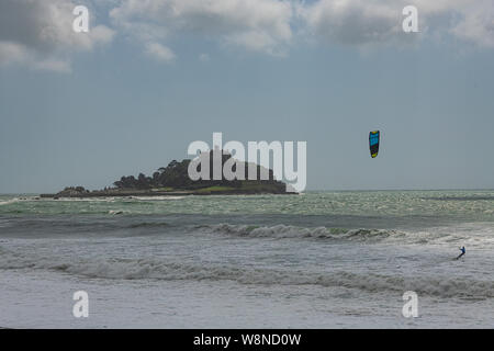 Kitesurfer am St Michaels Mount Marazion Penzance, Cornwall, Stockfoto