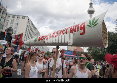 Berlin, Deutschland. 10 Aug, 2019. Die Teilnehmer sollten eine große gemeinsame mit der Aufschrift 'Legalisierung' am 23 Hanfparade eine Legalisierung von Cannabis. Quelle: Jörg Carstensen/dpa/Alamy leben Nachrichten Stockfoto