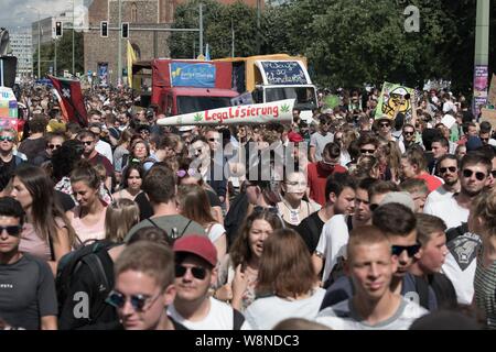 Berlin, Deutschland. 10 Aug, 2019. Zahlreiche Menschen nehmen an der 23 Hanfparade für die Legalisierung von Cannabis. Quelle: Jörg Carstensen/dpa/Alamy leben Nachrichten Stockfoto