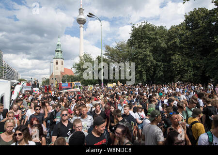 Berlin, Deutschland. 10 Aug, 2019. Zahlreiche Menschen nehmen an der 23 Hanfparade für die Legalisierung von Cannabis. Quelle: Jörg Carstensen/dpa/Alamy leben Nachrichten Stockfoto