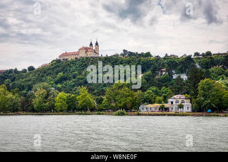 TIHANY, Ungarn - 28. Juli 2019: Die Benediktinerabtei aus dem Port am 28. Juli 2019 in Tihany, Ungarn gesehen. Stockfoto