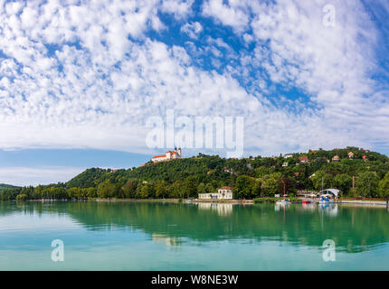 TIHANY, Ungarn - 30. Juli 2019: Die Benediktinerabtei aus dem Port am 30. Juli 2019 in Tihany, Ungarn gesehen. Stockfoto