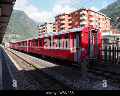 Rhätische Bahn Zug auf Station und im europäischen Stadt von Tirano in Italien Stockfoto