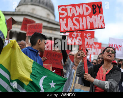 Demonstranten während einer Freiheit für Kaschmir Protest gegen die indische Regierung - nach Kaschmir seines Indischen - besondere Status verwaltet - auf dem Trafalgar Square, London beraubt. Stockfoto