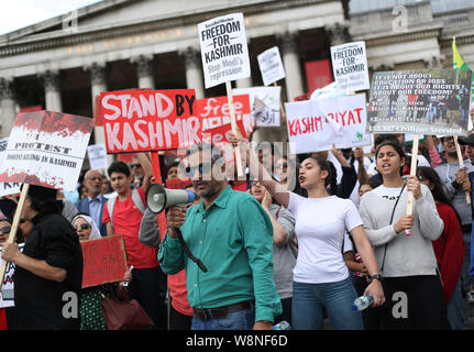 Demonstranten während einer Freiheit für Kaschmir Protest gegen die indische Regierung - nach Kaschmir seines Indischen - besondere Status verwaltet - auf dem Trafalgar Square, London beraubt. Stockfoto