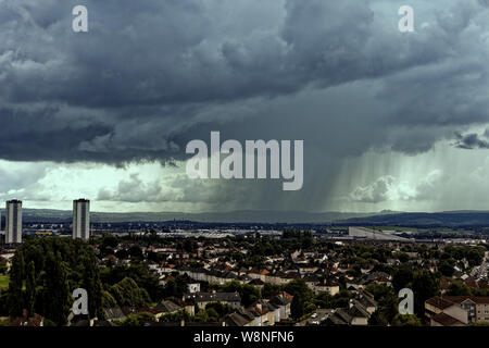 Glasgow, Schottland, Großbritannien. 10 Aug, 2019. UK Wetter: Regen und dunkle Wolke über den Süden der Stadt zu zeigen, wie ein Pilz wie Regen Vorhang nach schweren Regenfällen und Überschwemmungen mit der Ankunft des schlechten Wetters. Credit: Gerard Fähre / alamy Leben Nachrichten Stockfoto