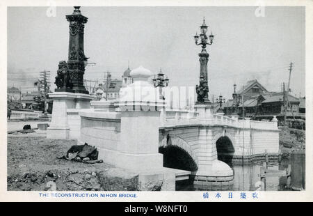 [1910s Japan - Vor Kurzem abgeschlossene Nihonbashi Brücke, Tokio] - Das neu errichtete Nihonbashi Brücke in Tokio, entworfen von Yorinaka Tsumaki (妻木頼黄, 1859-1916). Während der Edo Periode (1600-1867), die Brücke war der Ausgangspunkt für die berühmte Tokaido und die anderen 4 post Straßen. Die steinerne Brücke mit Bronze Lions und schmiedeeisernen gas Lampen ersetzt das Holz in 1911 (Meiji 44). Jetzt unten eine häßliche Autobahn versteckt, es ist eines von nur zwei Überlebenden Meiji- Ära Brücken in Tokio. 20. jahrhundert alte Ansichtskarte. Stockfoto