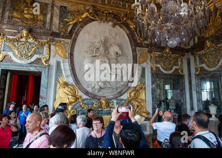 Massen von Touristen, die innerhalb der Krieg Salon in des Königs Zustand Apartment - Palast von Versailles Yvelines, Region Île-de-France Frankreich Stockfoto