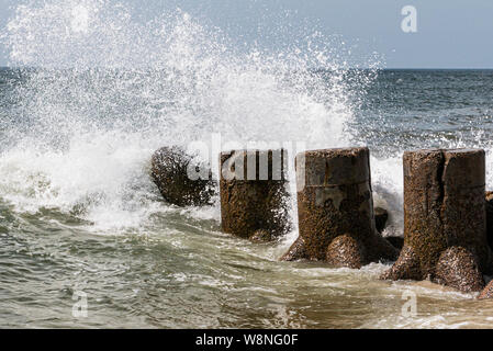 Atlantik Wellen, die sich an einem Steg ins Wasser hängen vom Strand auf der Fire Island National Sea Shore. Stockfoto