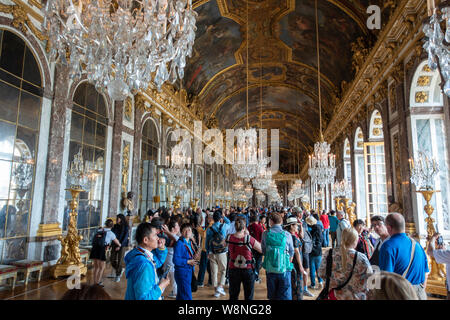 Massen von Touristen, die innerhalb der Halle der Spiegel in des Königs Zustand Apartment - Palast von Versailles Yvelines, Region Île-de-France Frankreich Stockfoto