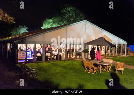 Empfang am Abend im Festzelt Stockfoto