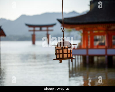 Laternen hängen in den Tempel vor Schwimmende torii Schrein Stockfoto