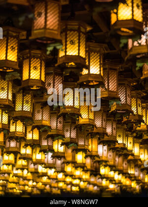 Endloses Meer von der Dachterrasse Kerze Laternen/Lampen in asiatischen Tempel Stockfoto