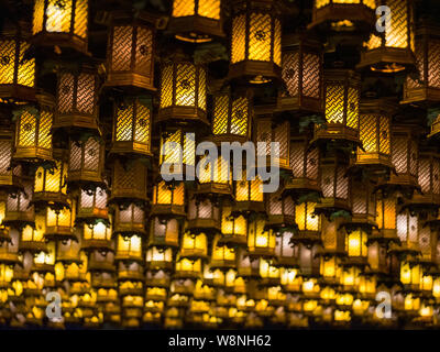 Endloses Meer von der Dachterrasse Kerze Laternen/Lampen in asiatischen Tempel Stockfoto