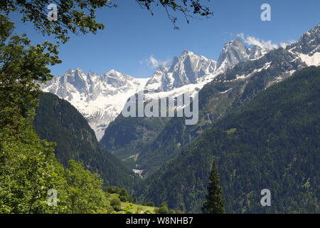 Blick von Soglio in das Panorama der Bergeller Berge. Stockfoto