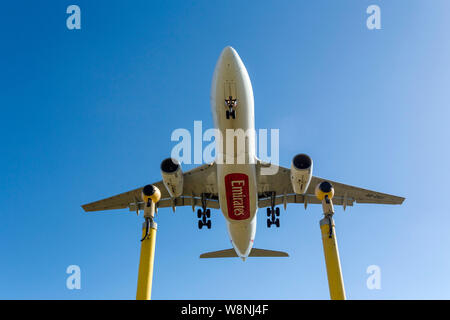 Emirates Airbus A 330-243 finals Runway 31. Weitwinkelaufnahme auf weniger als 100 Fuß hoch. Stockfoto