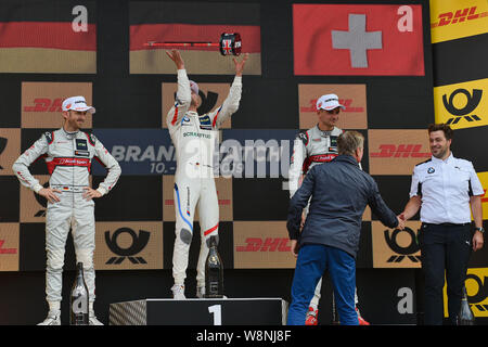 KENT, VEREINIGTES KÖNIGREICH. 10 Aug, 2019. Marco Wittmann (BMW Team RMG) (Mitte), René Rast (Audi Sport Team Rosberg) (links) und Nico Müller (Audi Sport Team Abt Sportsline) Gewinner Präsentation nach der DTM-Rennen 1 Während der DTM (Deutsche Tourenwagen)- und W-Serie in Brands Hatch GP-Strecke am Samstag, 10. August 2019 in Kent, England. Credit: Taka G Wu/Alamy leben Nachrichten Stockfoto