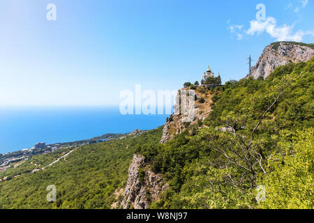 Blick auf Foros Stadt und die Kirche der Auferstehung Christi, Krim, Ukraine. Stockfoto