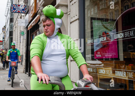London, Großbritannien. 10 Aug, 2019. Die Teilnehmer tragen Fancy Dress nehmen Sie Teil an den Großen Britischen Bier-a-thon Sensibilisierung für Nächstenliebe, indem Sie um eine Schaltung in der Nähe von Fleet Street. Credit: Stephen Chung/Alamy leben Nachrichten Stockfoto