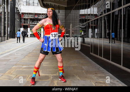 London, Großbritannien. 10 Aug, 2019. Die Teilnehmer tragen Fancy Dress nehmen Sie Teil an den Großen Britischen Bier-a-thon Sensibilisierung für Nächstenliebe, indem Sie um eine Schaltung in der Nähe von Fleet Street. Credit: Stephen Chung/Alamy leben Nachrichten Stockfoto