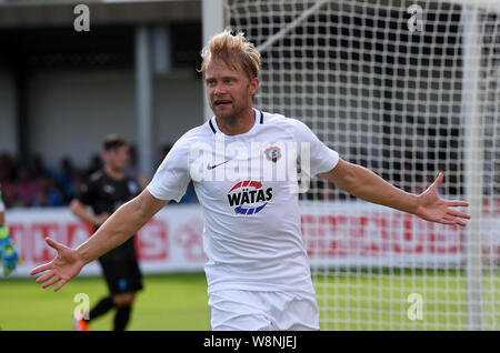 Nordhausen, Deutschland. 10 Aug, 2019. Fußball, DFB-Pokal, Wacker Nordhausen - FC Erzgebirge Aue, 1. Runde, im Albert-Kuntz-Sportpark. Aues Jan Hochscheidt ist glücklich über Sein Ziel auf 2:1. Credit: Hendrik Schmidt/dpa-Zentralbild/dpa - WICHTIGER HINWEIS: In Übereinstimmung mit den Anforderungen der DFL Deutsche Fußball Liga oder der DFB Deutscher Fußball-Bund ist es untersagt, zu verwenden oder verwendet Fotos im Stadion und/oder das Spiel in Form von Bildern und/oder Videos - wie Foto Sequenzen getroffen haben./dpa/Alamy leben Nachrichten Stockfoto