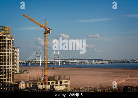 Apartment Block unter Konstruktion und modernen Hängebrücke überspannt den Fluss Neva in St. Petersburg, Russi am 22. Juli 2019 Stockfoto