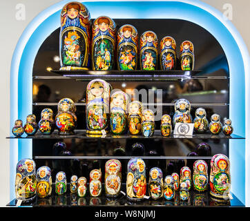 Sammlung von matrjoschka oder Babuschka Puppen auf Anzeige im Shop in St. Petersburg, Russland am 22. Juli 2019 Stockfoto