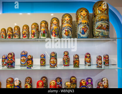 Sammlung von matrjoschka oder Babuschka Puppen auf Anzeige im Shop in St. Petersburg, Russland am 22. Juli 2019 Stockfoto